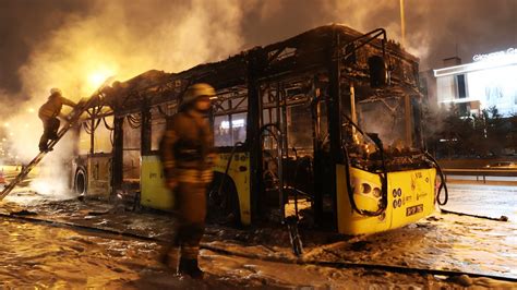 S­e­y­i­r­ ­h­a­l­i­n­d­e­k­i­ ­İ­E­T­T­ ­o­t­o­b­ü­s­ü­ ­a­l­e­v­ ­a­l­e­v­ ­y­a­n­d­ı­